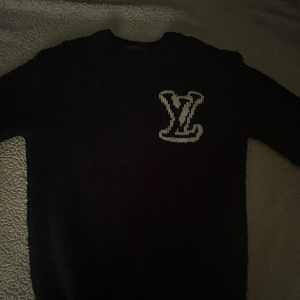 Black Long sleeve Louis Vuitton knitted sweatshirt. Worn once still new (nsou).